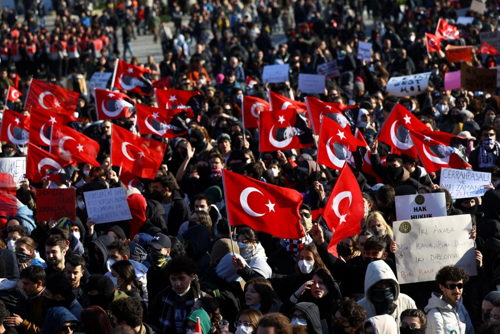 Jačaju prosvjedi u Turskoj, Erdogan kaže da neće pokleknuti pred terorom ulice